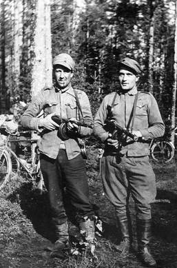 Armas Virtanen oikealla
Väinö Kihula
syksy 1941